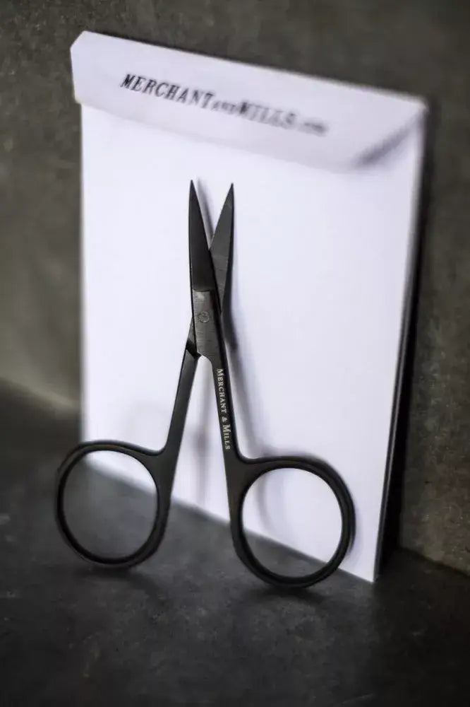 Wide Bow Scissors · Merchant & Mills