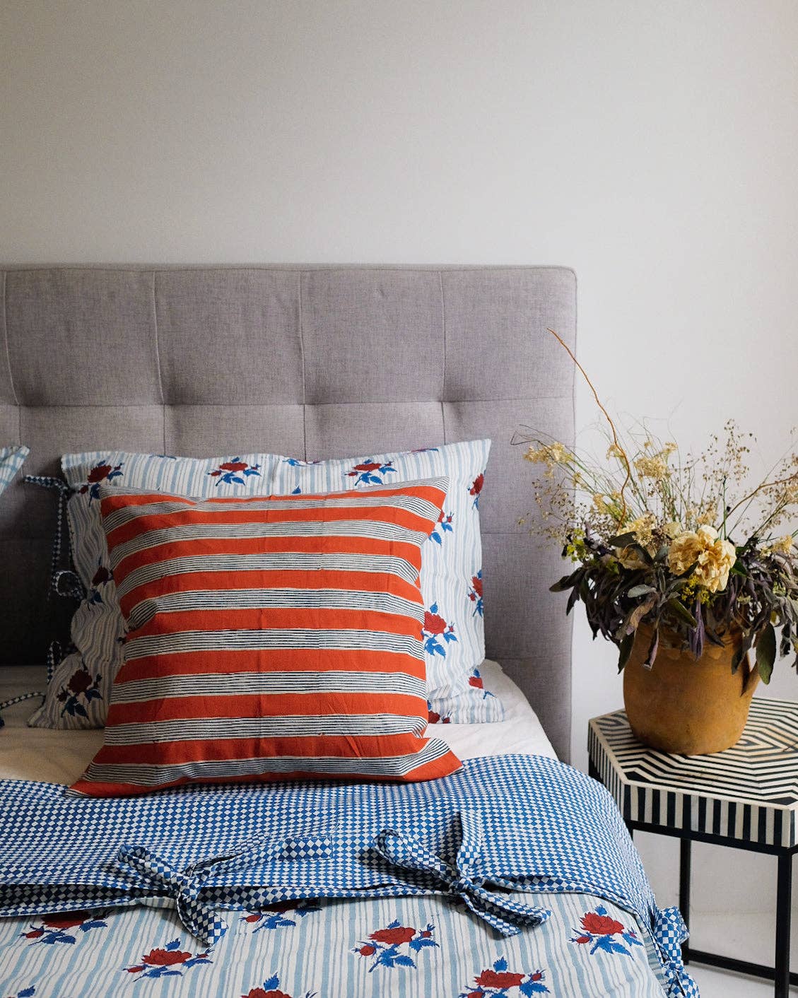 Indu Hand Block-printed Linen Pillow · Rojo