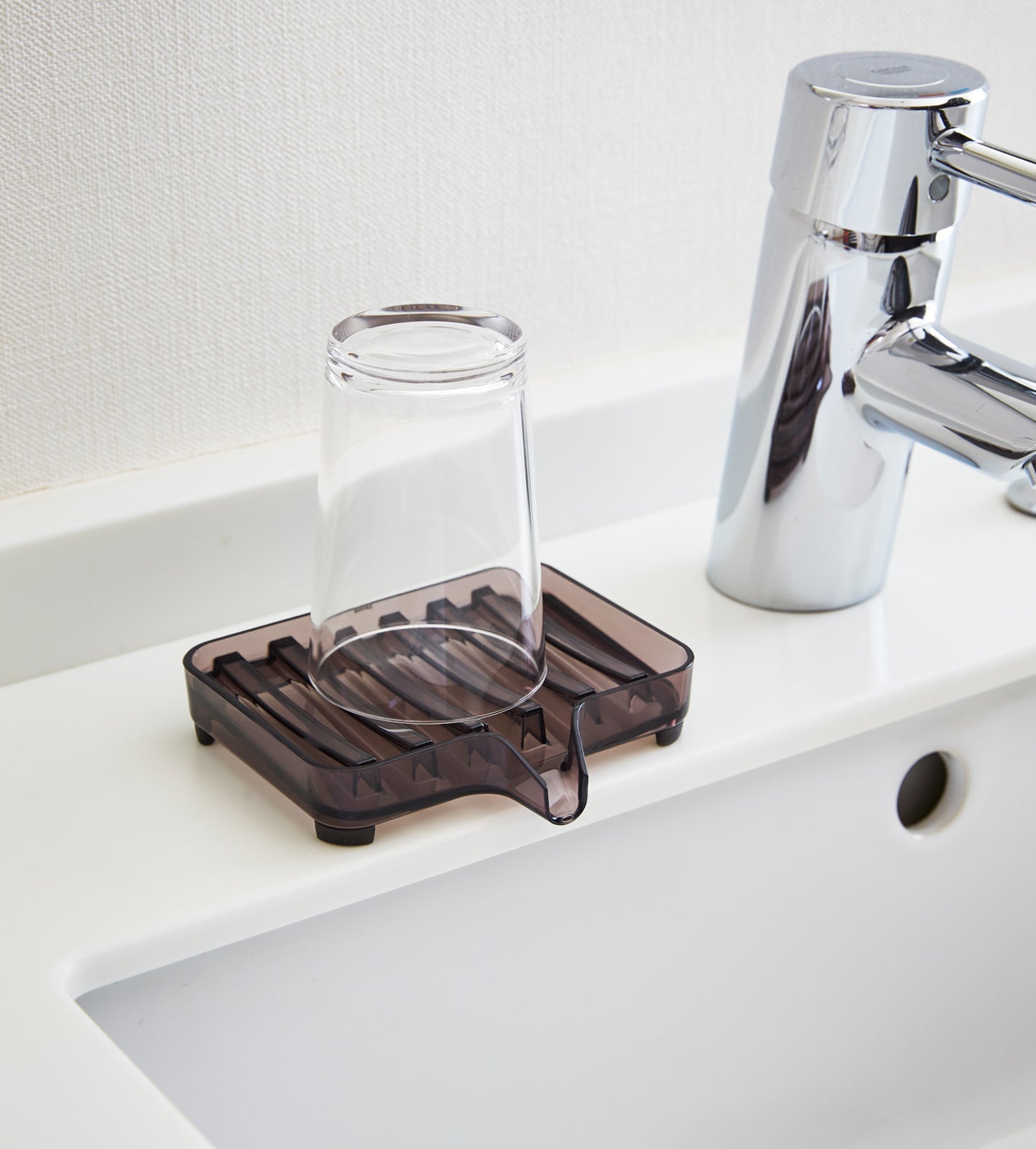 Acrylic Self-Draining Soap Tray · Yamazaki Home